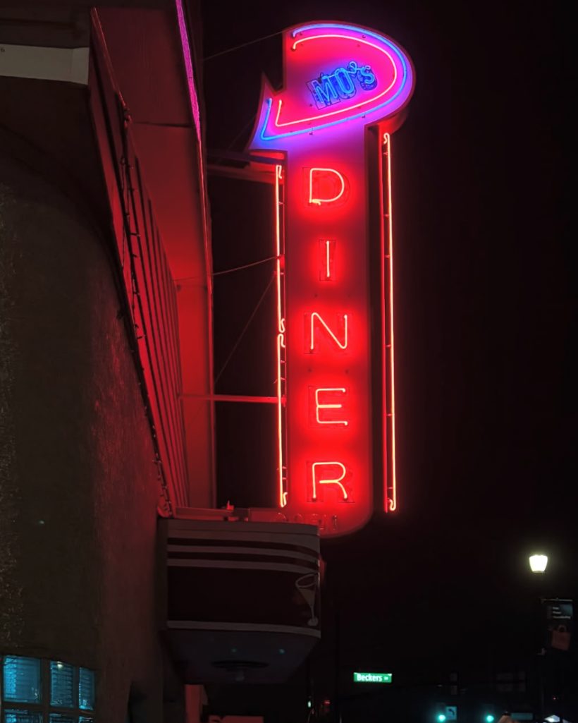 Mo's Diner neon sign at night
